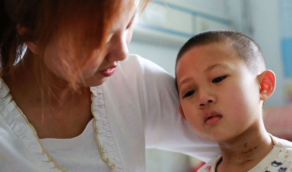 小彬嫻，7歲，家住邯鄲磁縣桑莊村，前一天還在家里玩得十分開(kāi)心。3月21日凌晨2點(diǎn)多，她的鼻子突然開(kāi)始流血，小彬嫻的爸爸桑先生立刻抱起孩子跑到了村里的小門(mén)診，醫(yī)生本以為只是普通的上火流鼻血，建議回去冰敷，細(xì)心的爸爸看到孩子的喉嚨一直在吞咽什么東西，突然從小彬嫻的嘴里涌出大量鮮血，醫(yī)生和桑先生頓時(shí)嚇懵了，醫(yī)生建議趕緊送往大醫(yī)院。當(dāng)天下午，父母帶孩子來(lái)到邯鄲市第四醫(yī)院，在此過(guò)程中，小彬嫻不斷出現(xiàn)吐血的情況，經(jīng)過(guò)醫(yī)生檢查當(dāng)時(shí)的小彬賢體內(nèi)所剩的血液不足300個(gè)血小板(正常人每立方毫米血液中大約含有10～30萬(wàn)個(gè)血小板).經(jīng)過(guò)4天的輸血治療，小彬嫻的情況并沒(méi)有好轉(zhuǎn)。3月24日，第四醫(yī)院對(duì)其進(jìn)行了2遍血常規(guī)的檢驗(yàn)，發(fā)出了“隨時(shí)都有生命危險(xiǎn)”的通知。情況緊急，桑先生傍晚帶孩子趕到了邯鄲市中心醫(yī)院。3月25日，小彬賢經(jīng)過(guò)2次骨髓穿刺檢查，并到天津研究院做了進(jìn)一步確認(rèn)，最后被確診為“急性粒細(xì)胞白血病M3型”。