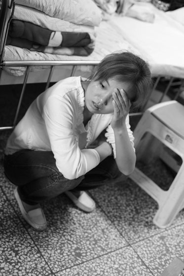女兒熟睡之后，媽媽總會(huì)一個(gè)人想很多，女兒的病情、巨額的醫(yī)療費(fèi)用時(shí)刻充斥著她的大腦，年輕的媽媽在這種情境下變得憔悴了很多，她不知道小彬嫻什么時(shí)候會(huì)好起來(lái)，帶著她穿梭在小公園里看著她稚嫩的笑。