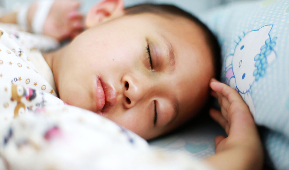 小彬嫻眼部、嘴部、脖子等出血點(diǎn)致使她無(wú)法吃硬東西，不小心劃破一下對(duì)她就是最大的損失，每個(gè)人都在保護(hù)著她，包括幼小的她自己。