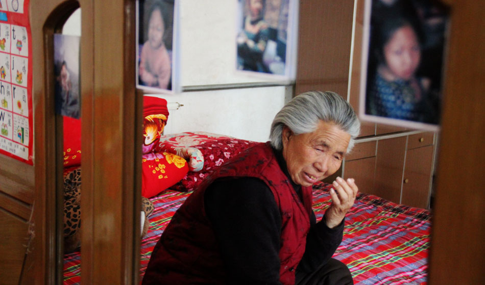 小彬嫻80歲的老奶奶每天在家祈禱小彬嫻早日回來(lái)。“老奶奶最親”這是小彬嫻對(duì)“誰(shuí)最親”這個(gè)問(wèn)題最多的回答，小彬嫻和老奶奶就像是一對(duì)好朋友，兩個(gè)人在一起總是歡聲笑語(yǔ)。而現(xiàn)在，老奶奶每天看著鏡子前的小彬嫻的照片就會(huì)淚流滿(mǎn)面。