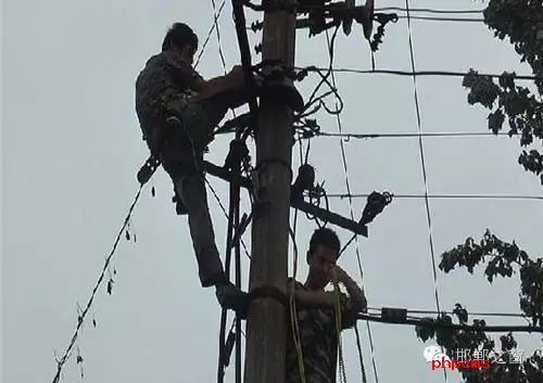 8月8日下午，邯臨路與高鐵橋交匯處北行200米燕莊村一名電工被困在電線桿上，急需救援。接到報(bào)警的邯鄲消防華澤路中隊(duì)立即趕赴現(xiàn)場(chǎng)，消防官兵到達(dá)現(xiàn)場(chǎng)后，經(jīng)了解得知，該男子是一名電工，在電線桿上作業(yè)時(shí)不慎被電擊傷，意識(shí)清醒，但其右腿和右臂無法用力，導(dǎo)致無法從電線桿上下來。消防官兵經(jīng)過半個(gè)小時(shí)的緊張營(yíng)救，最終將被困男子成功救下，并由現(xiàn)場(chǎng)120醫(yī)務(wù)人員送往醫(yī)院進(jìn)行救治。