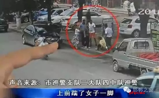 8月5日，市巡警支隊(duì)二大隊(duì)四中隊(duì)巡警在水廠路上巡邏時(shí)，突然一名神色慌張的男子攔下了警車，男子向巡警說他的愛人被打了。巡警立即查看情況，發(fā)現(xiàn)一名約30歲的女子手捂腹部倒在便道上，巡警立即撥打了110和120。經(jīng)了解得知，受傷女子于某某已懷有兩個(gè)月身孕，于某某的丈夫與男子有經(jīng)濟(jì)糾紛，當(dāng)天男子找于某某的丈夫要錢，結(jié)果起了爭(zhēng)執(zhí)。巡警從醫(yī)院了解到于某某不幸流產(chǎn)。