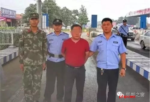 8月8日13時(shí)許，邯鄲大名李茂堤警務(wù)站民警，在一輛南樂開往龍王廟的公共汽車上，查獲一名無身份證男子。該男子自稱是龍王廟鎮(zhèn)人，在民警詢問下又改口稱是孫甘店鄉(xiāng)人，閃爍其詞、神色慌張。經(jīng)調(diào)查該男子叫朱某。于7月7日，在大名縣人民法院判決的一起民間借貸糾紛案中，犯罪嫌疑人朱某拒不履行法院判決。7月13日，大名縣公安局依法將該朱上網(wǎng)追逃。