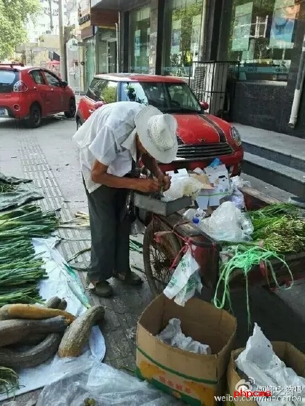 網(wǎng)友爆料：八十三歲，本該在家頤養(yǎng)天年，然而在光明大街水院路口卻有一位爺爺在酷暑烈日當(dāng)下賣菜和葡萄，如果有住在附近的小伙伴們，如果你正好想買菜，買葡萄，不妨去看看。