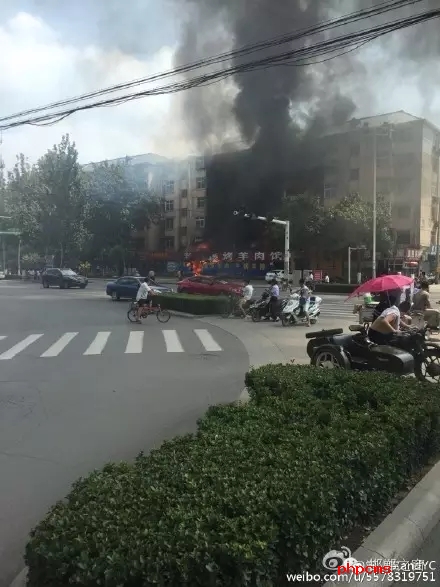 網(wǎng)友爆料：8月11日，邯鄲中華南大街和學(xué)院北路交叉口東南角，一飯店起火，消防官兵接警后緊急救援，目前起火原因不明。大家一定要注意用電用煤氣安全。
