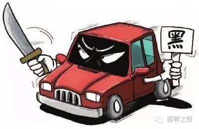8月3日上午，公交分局接群眾報(bào)警稱，在汽車西站搭乘一輛白色奧拓(黑出租車)時(shí)，被該車司機(jī)持刀搶劫2600元。公交分局迅速組織警力現(xiàn)場勘查、走訪調(diào)查、調(diào)取天網(wǎng)監(jiān)控視頻、尋找嫌疑人蹤跡，經(jīng)大量工作，于次日凌晨6時(shí)許，辦案民警在復(fù)興區(qū)大乘寺附近發(fā)現(xiàn)嫌疑人的活動蹤跡。經(jīng)縝密布控，辦案民警在火車站一舉將犯罪嫌疑人張某某抓獲，犯罪嫌疑人張某某對持刀搶劫乘客的犯罪事實(shí)供認(rèn)不諱。
