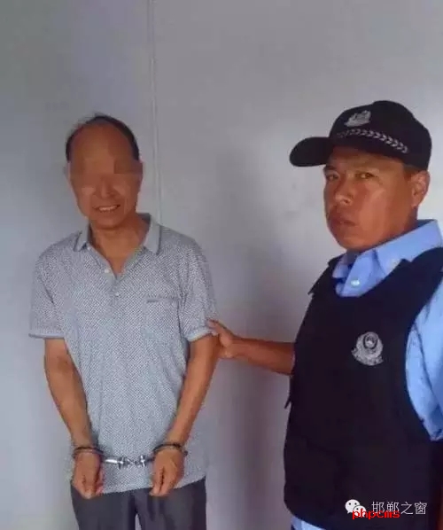8月9日6時(shí)許，邯鄲大名鋪上高速口檢查站執(zhí)勤民警對一輛白色捷達(dá)車進(jìn)行安檢時(shí)，車上一名男乘客自稱忘帶身份證，民警遂讓該男子提供其身份證號。經(jīng)核查，該男子為許某良，系涉嫌保險(xiǎn)詐騙網(wǎng)上逃犯。該許于5月31日，騙取國家養(yǎng)老保險(xiǎn)金12萬余元，被魏縣公安局網(wǎng)上追逃。