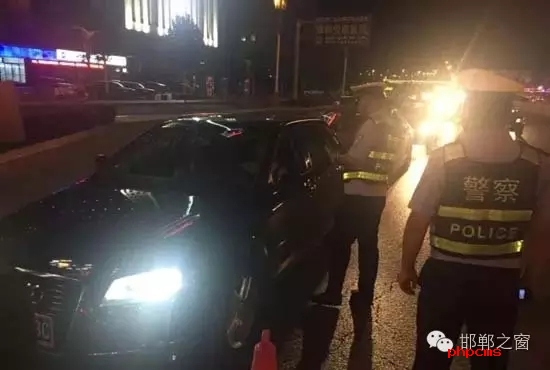 為保證奧運(yùn)期間有一個(gè)良好的道路交通環(huán)境，針對(duì)疲勞駕駛、酒后駕駛等違法行為，邯鄲交警六大隊(duì)組織開展集中整治酒駕、醉駕專項(xiàng)行動(dòng)。8月10日，交警六大隊(duì)出動(dòng)警力130余名，出動(dòng)警車15輛，設(shè)置執(zhí)勤卡點(diǎn)17處，從20時(shí)起至23時(shí)，在大隊(duì)轄區(qū)內(nèi)查獲了18個(gè)“酒鬼”以及涉牌涉證違法行為21起。當(dāng)晚，在中華大街水廠路口，有一輛車為了逃避檢查，還試圖倒車逃跑。