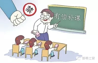 8月10日，記者接到家長(zhǎng)舉報(bào)，稱邯鄲市七色光水文小學(xué)未開學(xué)，卻接到了學(xué)校補(bǔ)課通知。記者聯(lián)系了校方，該校負(fù)責(zé)人表示將立即停止補(bǔ)課，并將收取的費(fèi)用退還家長(zhǎng)。
