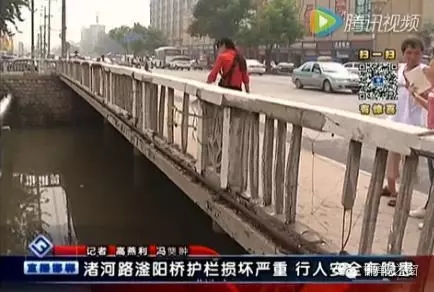 最近住在渚河路滏陽(yáng)橋附近的居民們反映，說(shuō)滏陽(yáng)橋護(hù)欄破損嚴(yán)重，每次從橋上通過(guò)時(shí)，都提心吊膽，附近居民為了安全，用繩子簡(jiǎn)單的進(jìn)行圍擋。