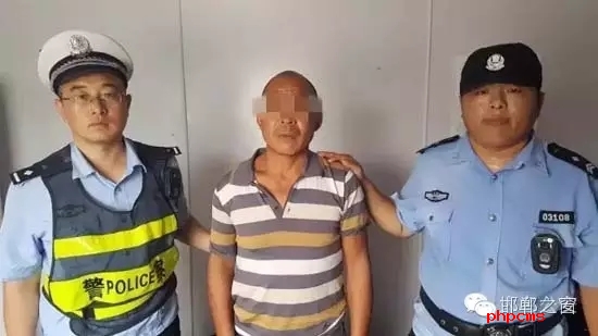 8月12日9時許，邯鄲大名鋪上高速口檢查站執(zhí)勤民警在對一輛由魏縣開往北京客車進行安檢時，發(fā)現(xiàn)一名網上逃犯。經核查，該男子為王某平，系涉嫌濫伐林木網上逃犯。該王于今年3月份在未有辦理《林木采伐許可證》的情況下，亂砍濫伐林木97棵。