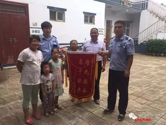 8月份，雞澤縣局店上派出所在開展入戶訪查工作中了解到，2011年，浮東三村村民孟某與外地女子唐某（云南省昭通市人）結婚，戶口沒有遷移，因是二婚，妻子唐某帶有的三個孩子也跟隨孟某生活，三個孩子均沒有戶口。不幸的是，其妻子唐某在2015年年底因車禍死亡，三個孩子無法取得醫(yī)學證明，就一直未能申報戶口。民警在獲悉此情況后，主動上門對這3個無戶口孩子進行入戶調查，經過一周的緊張工作，雞澤縣局店上派出所會同縣局戶政股為這3個孩子解決了戶口問題，最終將3個孩子的戶口頁交到孟某手中。