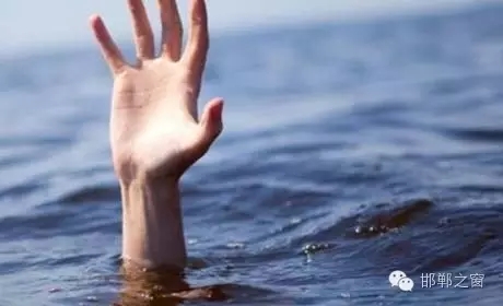 8月11日下午4點左右，邯鄲臨漳縣油房村村主任程艮生像往常一樣在自己負責的區(qū)域巡查，在快要接近漳河時，程艮生發(fā)現(xiàn)不遠處有兩個人在水里撲騰。程艮生用盡全力將兩人救上岸?！皟蓚€孩子才十八九歲，正值大好年華?！被貞浧甬敃r情形，程艮生依然心有余悸。
