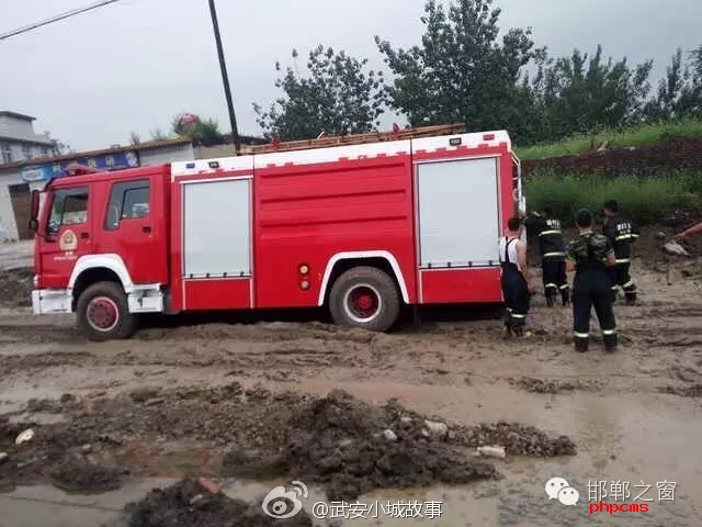 網友爆料：邯鄲武安永峰路康二城鎮(zhèn)南新莊路段，修路把以前路基挖了不修了，都倆個月了， 今天消防車急需救火陷如泥中出不來， 責任誰來擔？ 