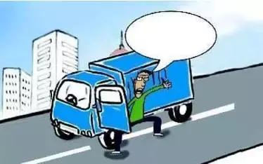 2月27日凌晨，邯鄲市一名男子套用其表哥A2駕駛證信息駕駛大貨車進(jìn)入市區(qū)，沒成想因為嘴角的一顆痣被交警看出破綻，不僅被公安機關(guān)依法行政拘留了15天，而且被罰款1500元。在事實面前，駕駛?cè)瞬坏貌怀姓J(rèn)自己無證，試圖用表哥的駕駛證蒙混過關(guān)。